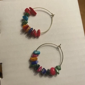 Örhängen - Färgglada örhängen från Glitter. Använda en gång på kalas. 