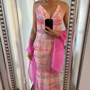 Festklänning - Klänning, mycket fint skick. Använd endast en gång, sjal ingår. Tyvärr så kommer den inte längre till användning för mig och hoppas att den får en ny ägare.  Kommer ifrån ett rök och djurfritt hem!  Se mina övriga aktioner! ❤️