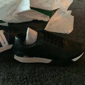 Lacoste  - Helt nya Lacoste skor stl 43 Svarta