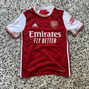 Arsenal fotbollströja  - Äkta! Fotbollströja köpt på Stadium men som nu är utväxt. Funkar lika bra att träna med så som att ha på sig utanför planen.