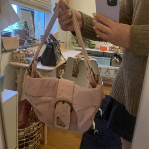 Säljer denna så söta rosa väskan från Roxy. Denna väskan är den perfekta sommarväskan!!!