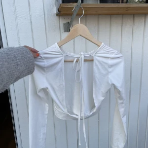 Topp - Oanvänd croptop med öppen rygg