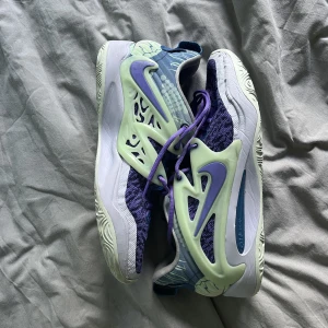 Kd 15  - Säljer kd 15 för att dom är för små för mig, en väldigt bra och skön sko me bra grepp. Box finns och skicka till mig om ni vill ha mer bilder eller har frågor.