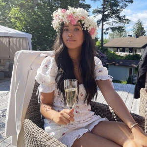 Blommig klänning - Världens kanske gulligaste midsommar-klänning??? Köptes för två år sedan och har använts kanske 3 gånger sedan dess, storlek 38 men passar mer lik en 36a i storlek! 💕💐💃🏽❤️‍🔥🪩🕺