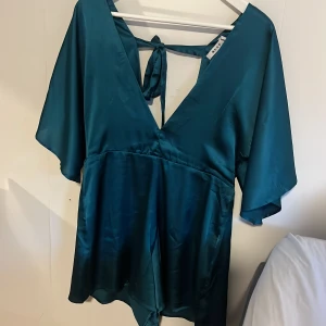 Jumpsuit, NAKD - Jumpsuit i silkestyg från NAKD. Nyskick!
