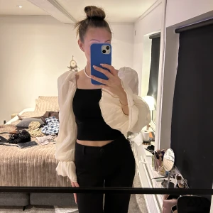 puffärmstopp - Säljer en otroligt snygg topp från ZARA i storlek XS💞puffärmar som man antingen kan ha offshoulder eller vanligt, säljer för 80kr + frakt