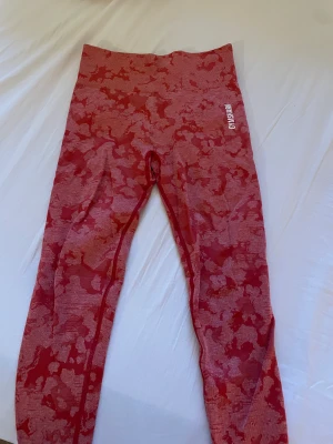 Gymshark tights - Röda tights från gymshark i serien animal adapt. I nyskick, storlek S. Nypris 650kr