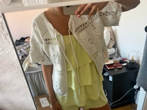 Kofta Zara - Säljer nu denna perfekt kofta till sommaren! Den fungerar att ha med knytet både fram och bak.💛