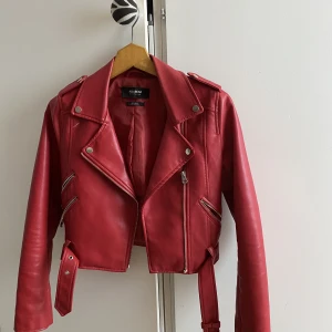 Skinnjacka  - Röd skinnjacka från pull & bear. Använt Max 10ggr. Säljs pga inte fått så mycket användning utav. 