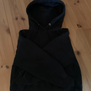 Hoodie - Svart hoodie med stor, mysig luva.