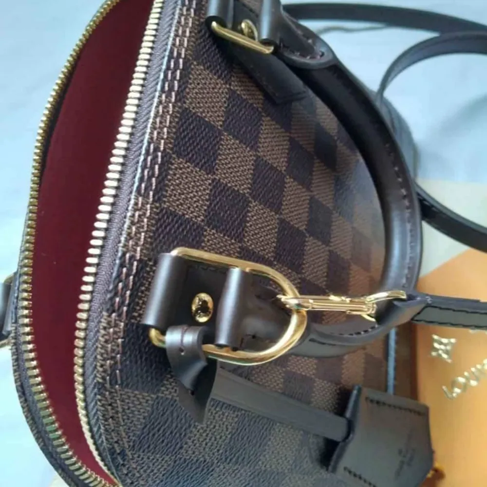 I am selling my Louis Vuitton bag with all the original accessories included . Väskor.