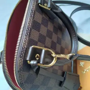 I am selling my Louis Vuitton bag with all the original accessories included 