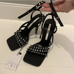 SÖKER - Söker sånna klackar från Zara i nästan nyskick! Hör gärna av er om ni kan vill sälja! Inte mina bilder🖤