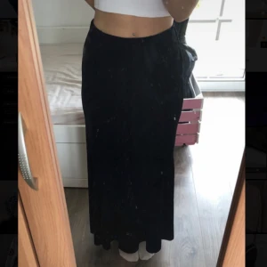 Kjol  - Trendig lång svart kjol💓köpt för 500💓 Lite sammet material. 