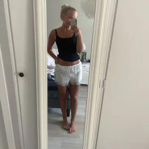 Shorts från Zara - Sjuuukt fina shorts med underbara detaljer från Zara! Helt oanvända! De är ganska genomskinliga men de funkar om man har trosor liknande ens hudfärg!❤️ Storlek M