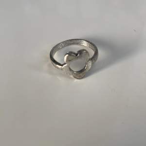 Silverfärgad ring som har diametern 1,7 cm, gjord i rostfritt stål. Finns fler liknande på min profil! Köp gärna med köp direkt :)