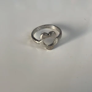 Silverring  - Silverfärgad ring som har diametern 1,7 cm, gjord i rostfritt stål. Finns fler liknande på min profil! Köp gärna med köp direkt :)