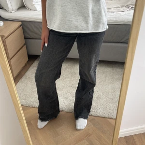 Zara jeans - Köpt för ett bra tag sen. Insydda i midjan. Skriv för fler bilder.