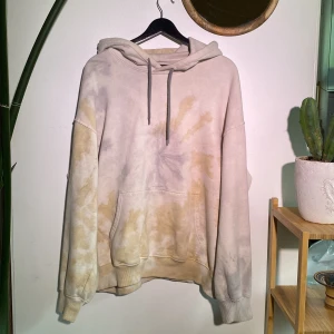 Tie Dye Hoodie - Sjuukt mjuk innuti, väldigt skön. Medium, oversized. 