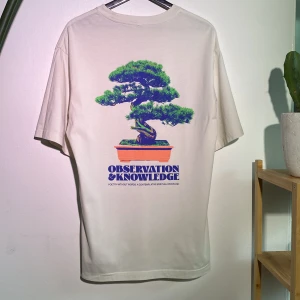 Graphic-Tee - Schysst t-shirt.  Medium/large  Längd 74cm