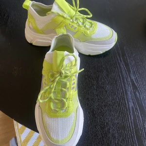 Sneakers  - Sneakers hm aldrig använt 