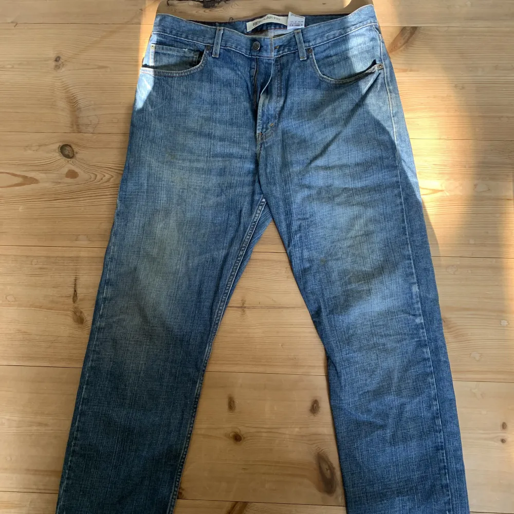 Säljer min pojkväns Levis jeans. Frakt tillkommer! Mått: längd 107cm & midja rakt över 45cm. Jeans & Byxor.