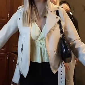 Zara skinn jacka  - Skinnjacka från zara, använd sparsamt, inga defekter, storlek m men passar som S/M