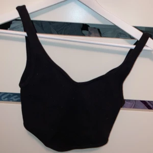 Söt svart topp  - Denna topp är skitskön och sitter asbra, den är bara inte min stil längre. Lite ribbad.