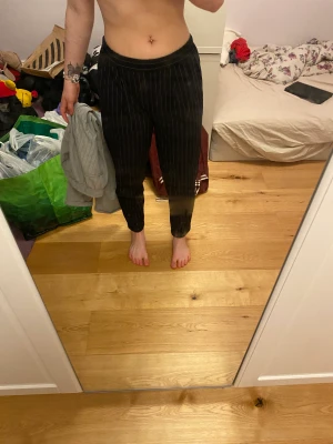 Bershka byxor - Bershka byxor 2 olicka, en grå och en svart samma model bada olicka färg och storlek