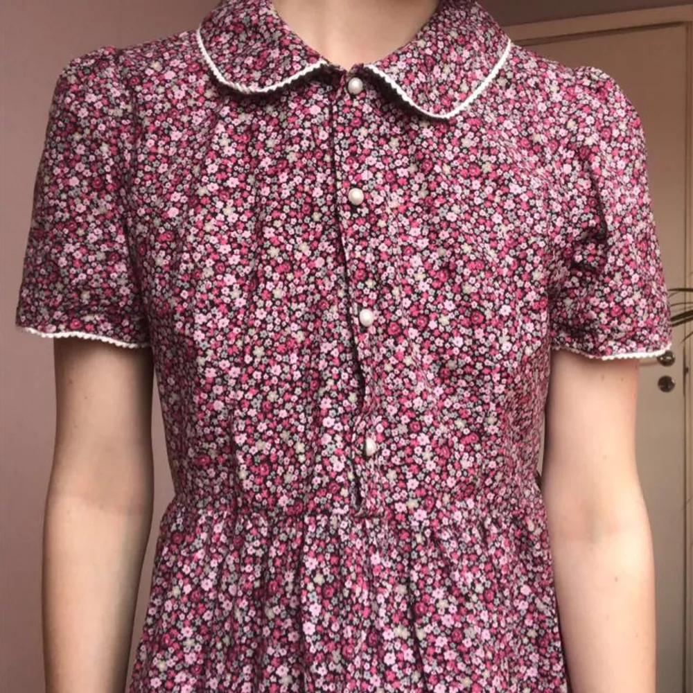 En supergullig rosa-blommig vid klänning i babydoll-modell! Fina detaljer runt ärmar och krage samt fina knappar. Älskar den här klänningen men använder för lite. Från Urban outfitters archive 🫶. Klänningar.