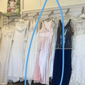 Festklänning  - Helt ny klänning Finns i Katrineholm  Använd en gång 