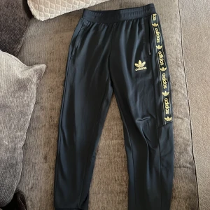 Adidas Byxor - Adidas byxor Knappt använd 146-152 eller 11-12 år 