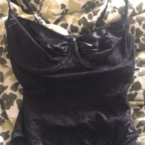 vacker body! - body i svart, perfekt skick och knappt använd. OBS jag röker men den är tvättad och bör ej lukta. rekommenderar dock ej för känsliga, bara ifall att. frakt 50kr.  tryck ej på köp nu, kontakta mig privat för att betala genom Swish. tack!