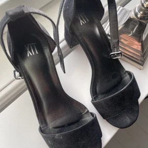 skor  - Säljer dessa sor då dom tyvärr är för små, dom är i bra skick och knappt använda.🙌🏼Skorna är i en 35a men skulle säga att dom mer är som 36 