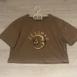 Kroppad beige-brun T-shirt från SHEIN