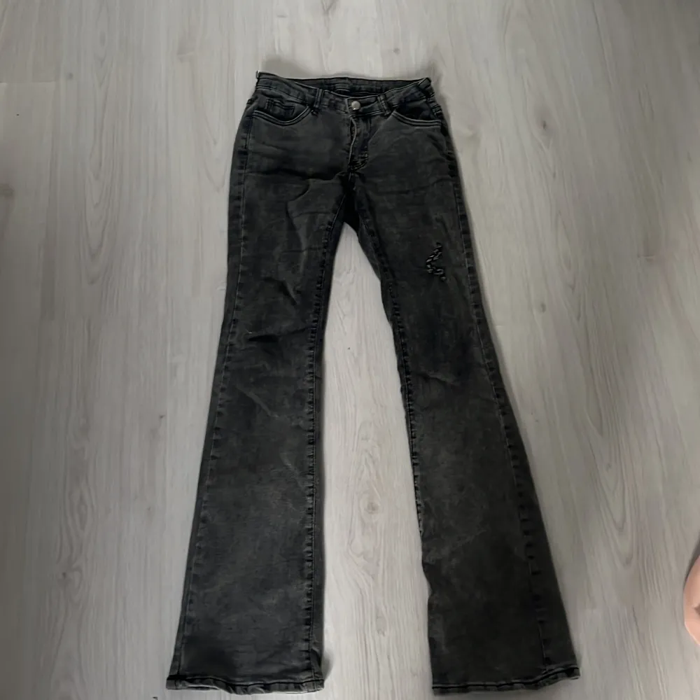 Fina mörkgrå Lågmidjade jeans.  Skriv för fler bilder. Jeans & Byxor.