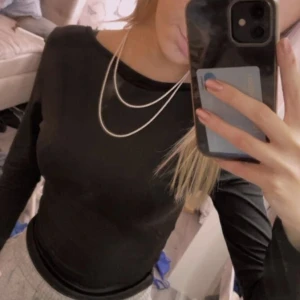 Basic svart tröja  - Säljer denna svarta toppen från shein som går att ha ”som vanligt” men även bak och fram som jag har på första bilden!💕 Strl petite xxs men passar allt från xxs-s bara att den är lite kort i ärmen.  Hör av er vid funderingar!😊