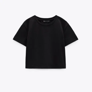 Svart ribbad t-shirt zara - Kort, svart, ribbad t-shirt från zara. Aldrig använd bara testad💕