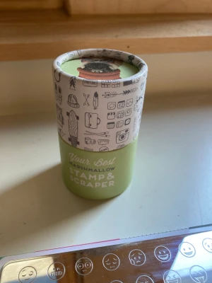 Negel stämpel emoji - En stämpel man kan stämpla emojis på naglarna med. Brickan man använder för att skrapa nagellacket är lite missfärgad av nagellack. Annars är den i fint skick. 