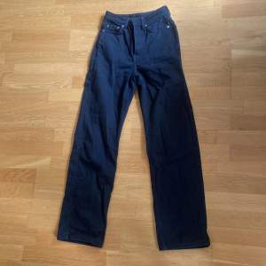 Hel svarta Rowe jeans från Weekday. De är högmidjade från början men jag har ofta dragit ner de och haft de mer mid waist. De är använda men fortfarande i fint skick. Storleken är Waist 25 och Length 32.