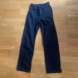 Svarta Rowe jeans W25 L32 - Hel svarta Rowe jeans från Weekday. De är högmidjade från början men jag har ofta dragit ner de och haft de mer mid waist. De är använda men fortfarande i fint skick. Storleken är Waist 25 och Length 32.