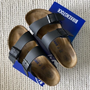 Birkenstock - Säljer mina Birkenstock sandaler då dem tyvärr är en storlek för stora för mig. 💙 Köptes på Outnorth för tre veckor sedan och har endast testats inomhus. Därav är dem i mycket fint skick. 💙