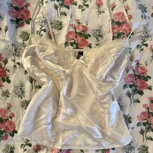 Spets topp - Tar endast swish och frakten är 45kr! 💕