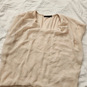 Åhléns blus  - Beige Åhléns blus i bra skick  Storlek S 