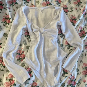 Topp vit - Tar endast swish och frakten är 45kr! 💕 Köpte den här toppen på hm