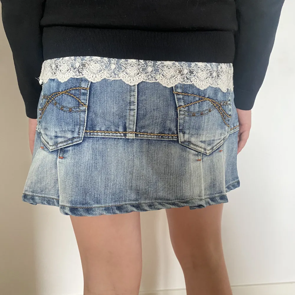 Jätte fin vintage jeans minikjol som är super trendig nu! Och har inga defekter. Skriv im ni har några frågor! TRYCK HÄLLST PÅ KÖP NU❤️Midjemåttet:43cm Längd:34 cm. Kjolar.