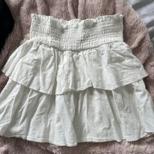 Fin volangkjol - Snygg vit kjol