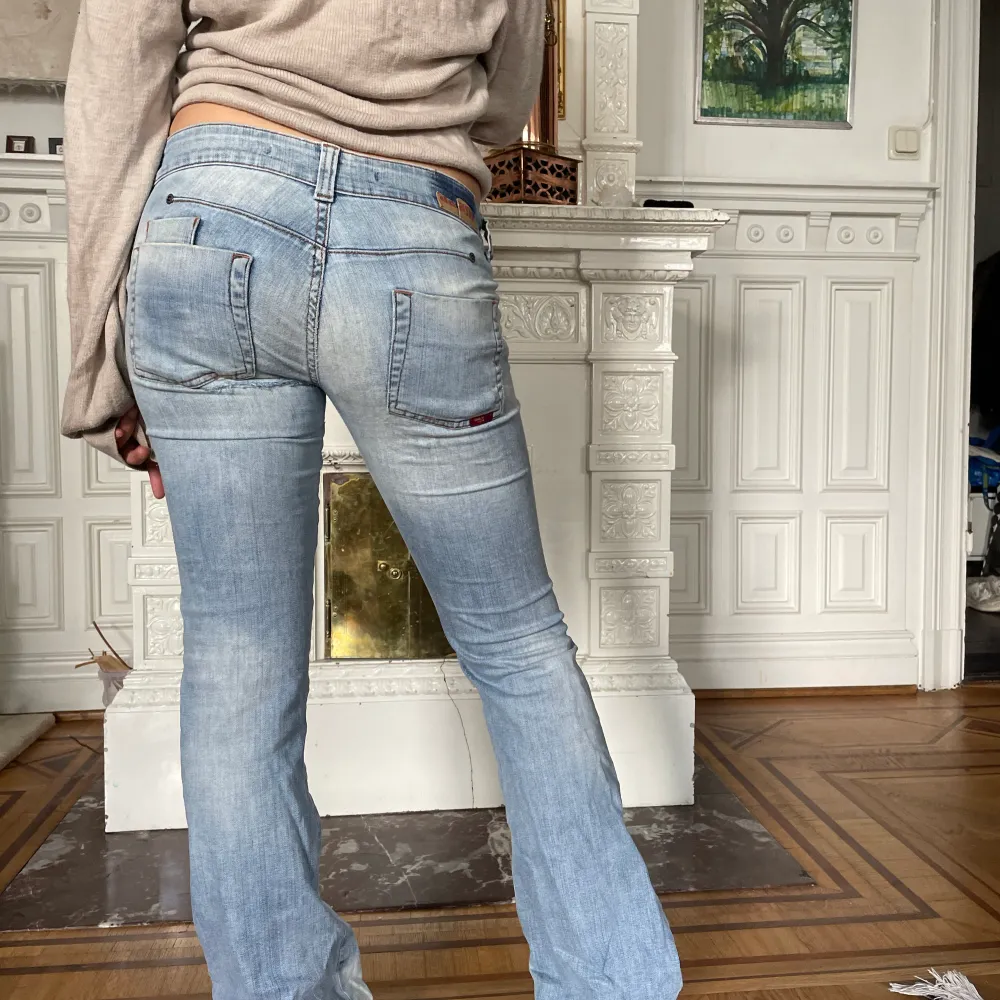 Lågmidjade straight jeans med coola fickor fram och bak🩵 dom har ett hål som jag kan skicka bild på vid intresse!. Jeans & Byxor.