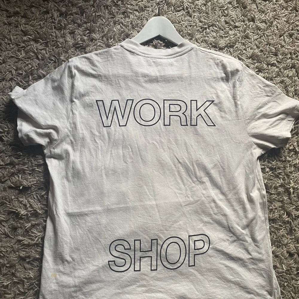 Säljer en fet our legacy work shop tishirt. Finns en fläck på baksidan, går säkert bort. Storlek 46 vilket motsvarar S/M. T-shirts.
