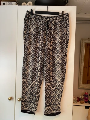 Byxor - Mönstrade byxor. Storlek: XL. 